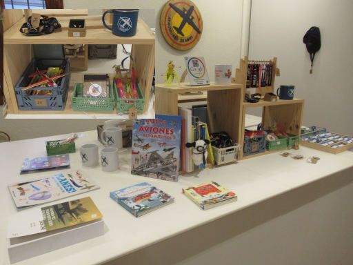 Museo Aeron&aacute;utico de M&aacute;laga, M&aacute;laga, Spanien, Andenkengesch&auml;ft mit B&uuml;cher, Anh&auml;nger, Tassen, Modelle, Stifte
