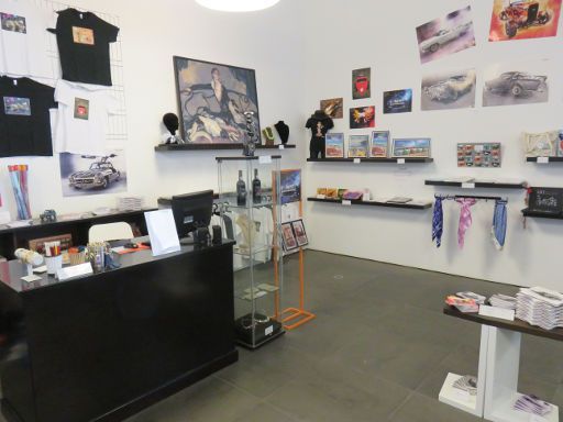 Málaga, Museo Automovilístico de Málaga, Spanien, Andenkengeschäft mit Bücher, Bilder, Modelle, T–Shirts