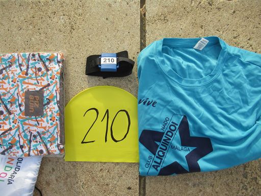 IV Travesia a nado de Benalmadena 2021, Málaga, Spanien, Starterpaket mit Kulturbeutel, Badekappe, Zeitmessung RFID Chip mit Klettband und T-Shirt