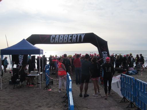 IV Travesía Solidaria Aliquindoi 2022, Málaga, Spanien, Startbereich am Playa de la Misericordia