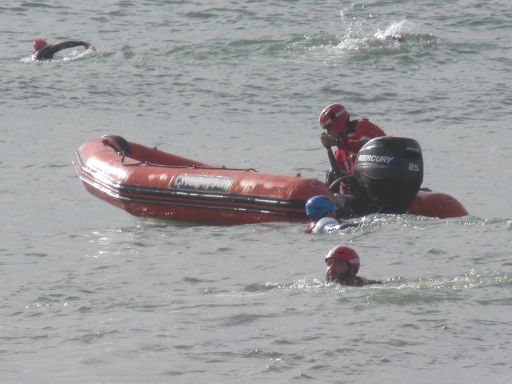 IV Travesía Solidaria Aliquindoi 2022, Málaga, Spanien, Schlauchboot mit Motor und drei Rettungsschwimmern