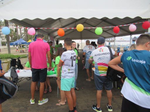 VIII Traves&iacute;a Solidaria Aliquindoi 2026, M&aacute;laga, Spanien, Anmeldung am Strand