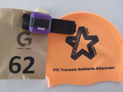 VIII Traves&iacute;a Solidaria Aliquindoi 2026, M&aacute;laga, Spanien, Starterpaket mit Badekappe und Zeitmessung RFID Chip mit Klettband