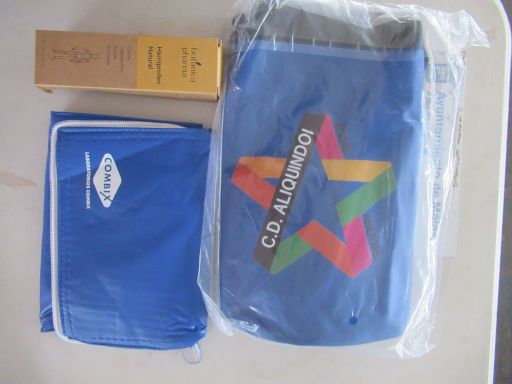 VIII Traves&iacute;a Solidaria Aliquindoi 2026, M&aacute;laga, Spanien, Starterpaket mit Tragebeutel, K&uuml;hltasche, wasserdichter Beutel f&uuml;r Getr&auml;nke und botanica pharma Harniprofen Natural