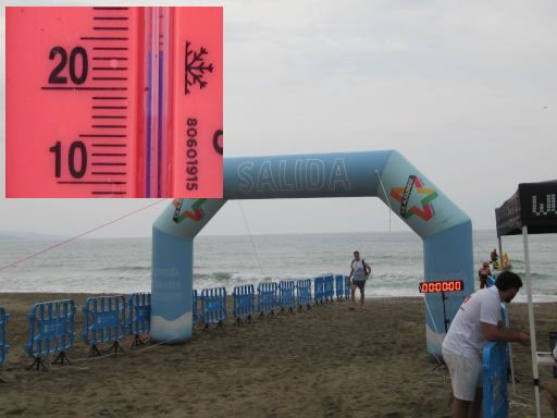 VIII Traves&iacute;a Solidaria Aliquindoi 2026, M&aacute;laga, Spanien, Startbereich am Playa de la Misericordia und Wassertemperatur