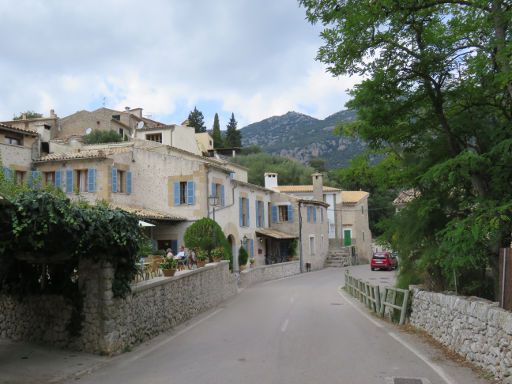 Orient, Mallorca, Spanien, Durchgangsstraße mit dem Hotel Dalt Muntany auf der linken Seite