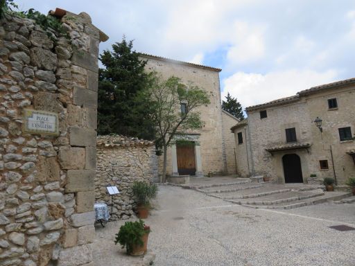 Orient, Mallorca, Spanien, Platz vor der kleinen Kirche