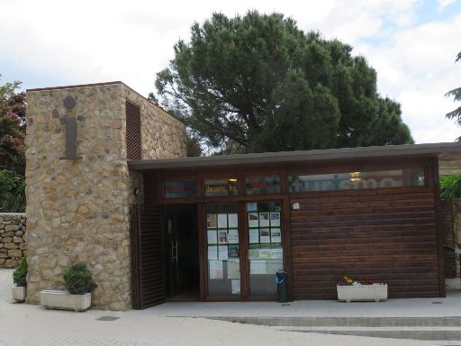Manzanares El Real, Spanien, Tourismusinformation in der Nähe der Kirche