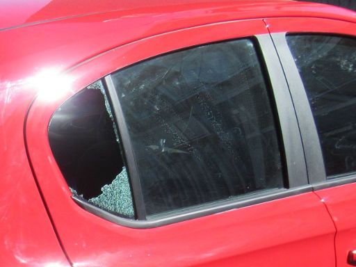 MAPFRE Versicherungen, Spanien, Opel Corsa im Februar 2023 geparkt, mit Einbruchschaden aber ohne Diebstahl aufgefunden