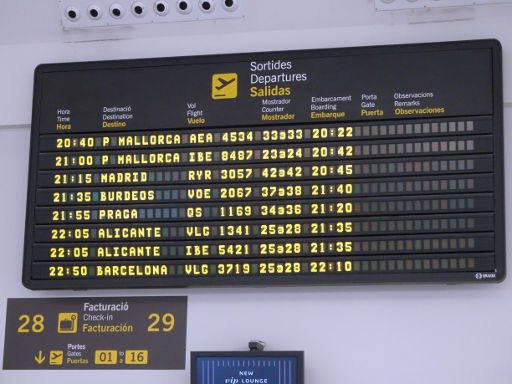 Flughafen Menorca, MAH, Spanien, Anzeigetafel mit aktuellen Abflügen
