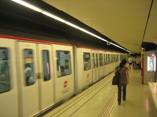 Nahverkehr, U–Bahn, Straßenbahn, S–Bahn, Bus, Fahrräder, Barcelona, Spanien, Metro Linie 3 Station Drassanes