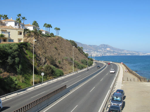 Playa Piedra del Cura, Mijas, Spanien, Ausblick von der Fußgängerbrücke auf die A-7 Richtung Málaga