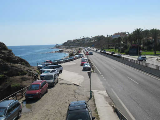 Playa Piedra del Cura, Mijas, Spanien, Ausblick von der Fußgängerbrücke auf die A-7 Richtung Marbella