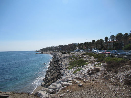 Playa Piedra del Cura, Mijas, Spanien, Küste mit großen Steinen