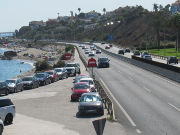 Playa Piedra del Cura, Mijas, Spanien, Ausblick von der Fußgängerbrücke auf die A-7 Richtung Marbella