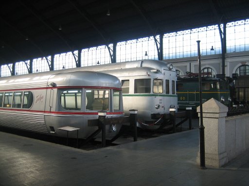 Museo del Ferrocarril, Eisenbahnmuseum, Madrid, Spanien, Eingang mit ehemals futuristischem Zug