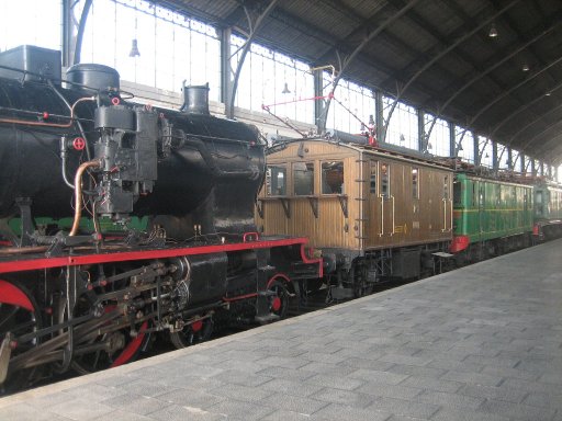 Museo del Ferrocarril, Eisenbahnmuseum, Madrid, Spanien, Dampflok und Elektrolokomotiven