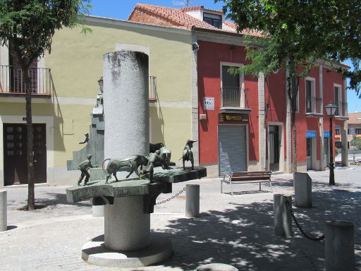 Navalcarnero, Spanien, Calle Real mit dem Monument Stiere