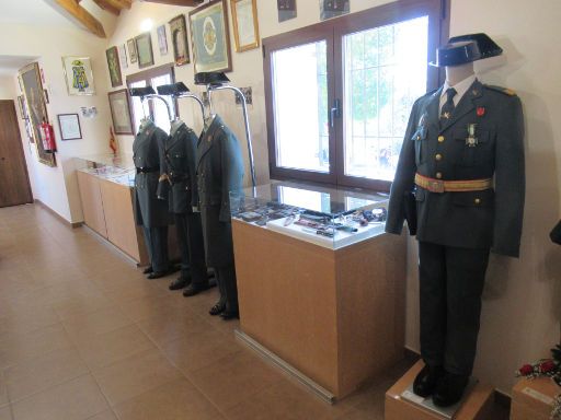 Museo del Guardia Civil, Navas del Rey, Spanien, Uniformen und Messer