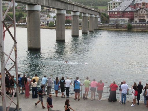 LXVII Decenso a nado Ría Navia, 2025 Schwimmwettbewerb, Navia, Spanien, Fluss Navia und alte Eisenbahnbrücke