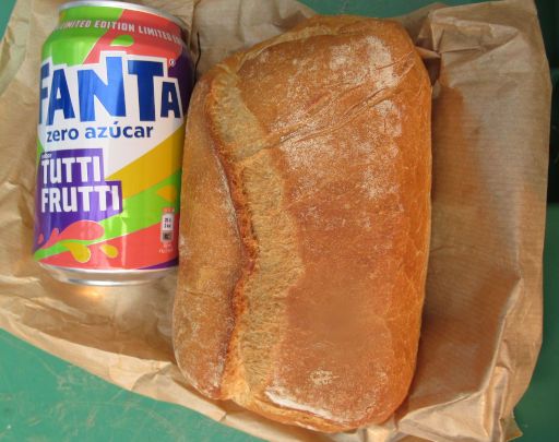 LXVII Decenso a nado Ría Navia, 2025 Schwimmwettbewerb, Navia, Spanien, Schwimmwettbewerb, Navia, Spanien, Fanta® Tutti Frutti und Brötchen mit Würstchen