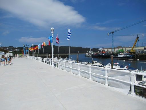 LXVIII Decenso a nado R&iacute;a Navia, 2026 Schwimmwettbewerb, Navia, Spanien, Hafen von Navia