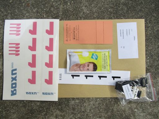 LXVIII Decenso a nado R&iacute;a Navia, 2026 Schwimmwettbewerb, Navia, Spanien, Starterpaket mit selbstklebenden Nummern, Bus Fahrkarte, Essen Gutschein, Chip Zeitmessung und Wischtuch zum Entfernen der Nummern