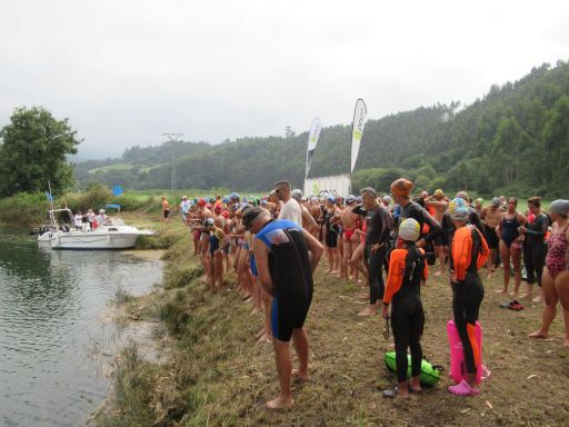 LXVIII Decenso a nado R&iacute;a Navia, 2026 Schwimmwettbewerb, Navia, Spanien, Start 2400 m Wiese und Flussufer