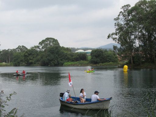 LXVIII Decenso a nado R&iacute;a Navia, 2026 Schwimmwettbewerb, Navia, Spanien, Strecke beim Start, gelbe Boje und Rettungsschwimmer