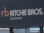 Ritchie Bros. Auctioneers®, Ocaña, Spanien, Zufahrt von der galp Tankstelle