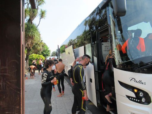 Travesía Costa Oleiros 2022, Oleiros, Spanien, Bus vom Strand Santa Cristina zum Strand Bastiagueiro