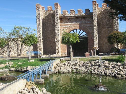 Parque Temático del Mudejar de Castilla y León, Olmedo, Spanien, Gleise Modellbahn und altes Stadttor