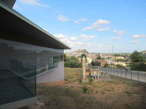 Museo del Taulell Manolo Safont, Onda, Spanien, Außenbereich mit altem Ofen und Blick auf Onda