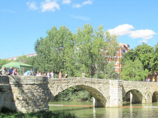 XVIII Travesía a nado Río Carrión 2025, Schwimmwettbewerb, Palencia, Spanien, Brücke Puentecillas