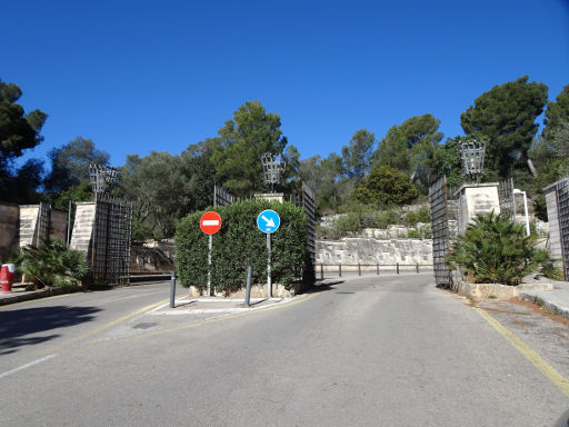 Castell de Bellver, Palma de Mallorca, Mallorca, Spanien, Einfahrt in der Carrer de Camilo José Cela s/n, 07014 Palma de Mallorca