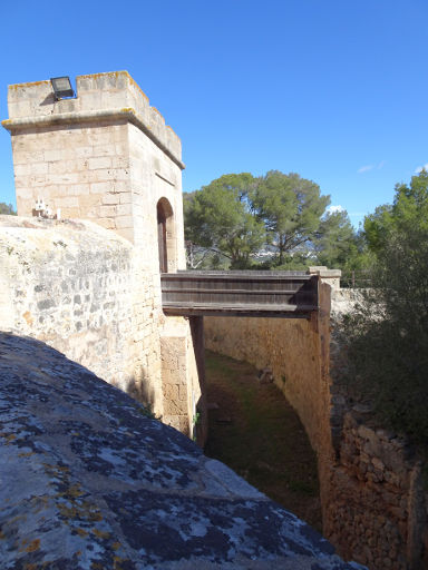 Castell de Bellver, Palma de Mallorca, Mallorca, Spanien, Brücke über den Burggraben