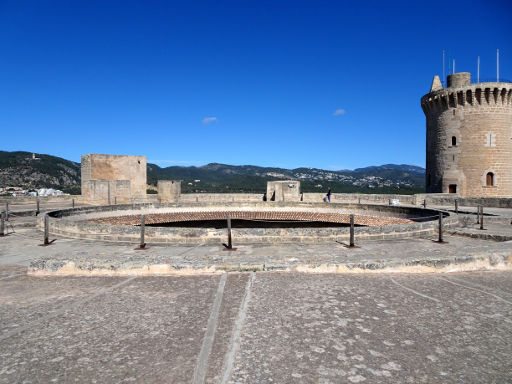 Castell de Bellver, Palma de Mallorca, Mallorca, Spanien, Dach der Burg mit kreisrunden Innenhof
