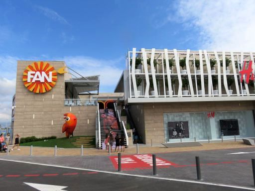 FAN Einkaufszentrum, Palma de Mallorca, Mallorca, Spanien, Rolltreppe und Treppe mit Monitoren zur ersten Etage