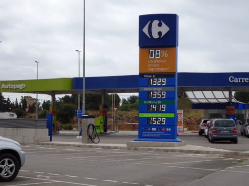 FAN Einkaufszentrum, Palma de Mallorca, Mallorca, Spanien, Carrefour Tankstelle im April 2019