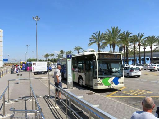 Flughafen Palma de Mallorca, PMI, Spanien, Bushaltestelle zwischen dem Terminal und dem Parkhaus