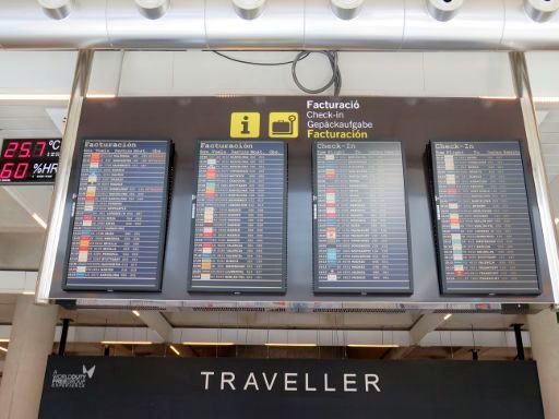 Flughafen Palma de Mallorca, PMI, Spanien, Terminal Abflugebene Anzeige Gepäckaufgabe und Check In Schalter