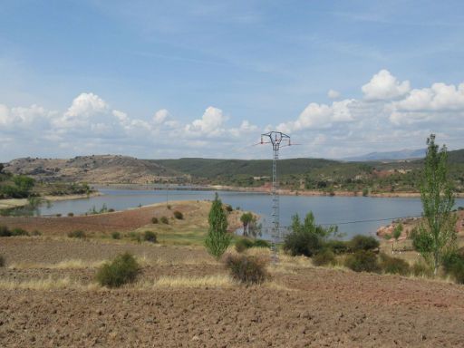 Stausee von Pálmaces, Pálmaces de Jadraque, Spanien, Ausblick auf den See im September 2020