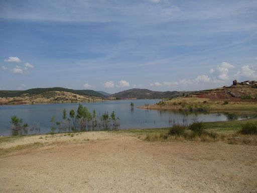 Stausee von Pálmaces, Pálmaces de Jadraque, Spanien, Ufergebiet mit Blick Richtung Ortschaft