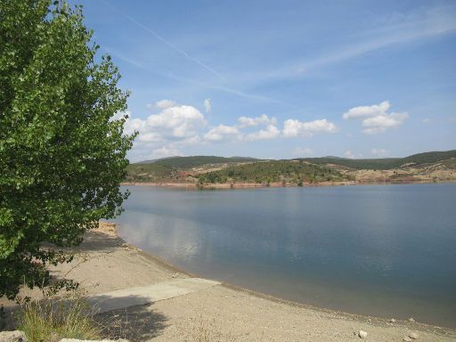 Stausee von Pálmaces, Pálmaces de Jadraque, Spanien, Ufergebiet mit Blick Richtung Staudamm