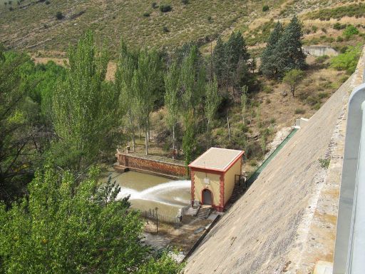 Stausee von Pálmaces, Pálmaces de Jadraque, Spanien, Stauwerk Ablauf