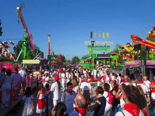 San Fermín 2019, Pamplona, Spanien, Hauptfeststraße mit Fahrgeschäften Alcatraz und Rápidos