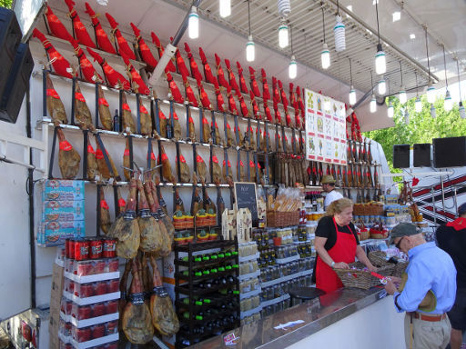 San Fermín 2019, Pamplona, Spanien, Losbude mit Schinken