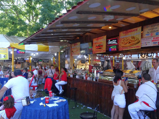 San Fermín 2019, Pamplona, Spanien, Elizondo, Restaurant mit Wein und Bier