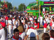 San Fermín 2019, Pamplona, Spanien, Hauptfeststraße mit Fahrgeschäften Alcatraz und Rápidos