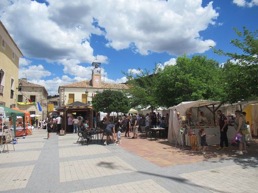 Mittelalterfest 2023, Pareja, Spanien, Plaza de la Constitución mit Verkaufsständen